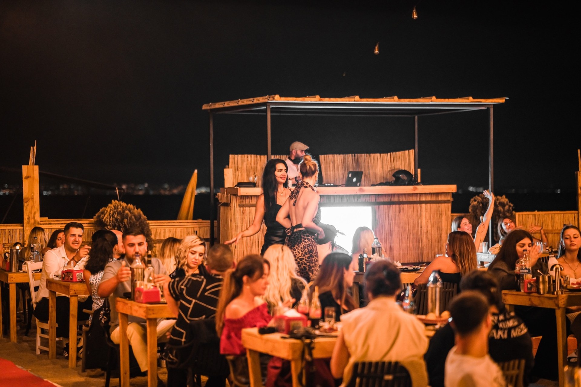 Arkadaş Kumda Rakı Meze · Sahilde gece atmosferi