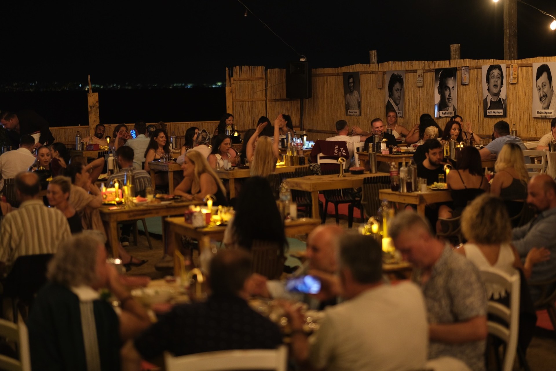 Arkadaş Kumda Rakı Meze · Dolu masalar ve sıcak ışıklar